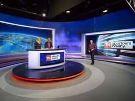 Jednou z nejvýraznějších novinek nového studia je otočný moderátorský stůl.