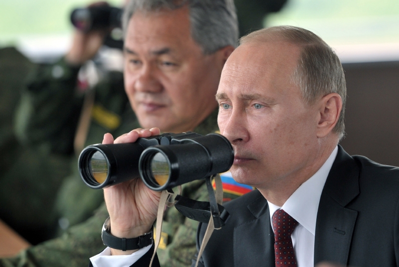 Vladimir Putin obhlíží situaci.