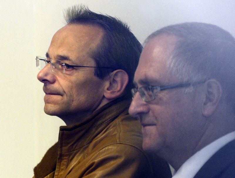 Zpravodajec vojenské tajné služby Jan Pohůnek (vlevo) je obviněn ze zneužití pravomoci. Vpravo je Pohůnkův advokát Michal Hráský.