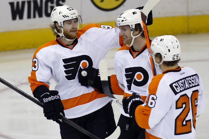 Jakub Voráček (vlevo) už zase sbírá v NHL body.