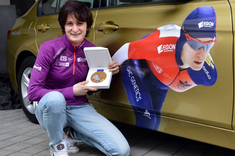 Rychlobruslařka Martina Sáblíková s autem, které dostala od sponzora za olympijskou medaili.