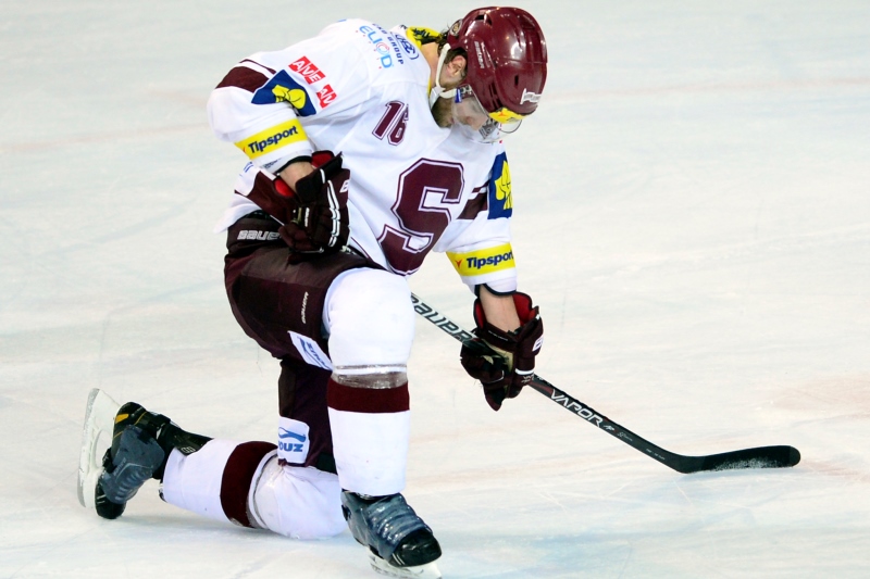 Zdravotní problémy způsobené otravou z jídla postihly hokejisty Sparty před středečním zápasem čtvrtfinále play-off extraligy proti Vítkovicím. Zdravotní problémy způsobené otravou z jídla postihly hokejisty Sparty před středečním zápasem čtvrtfinále play-off extraligy proti Vítkovicím.
