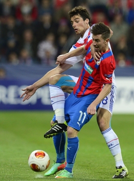 Milan Petržela z Plzně (vpředu) a Yoann Gourcuff z Lyonu.