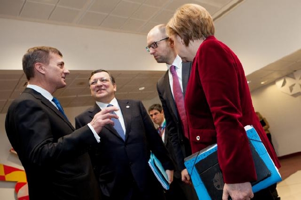 Estonský premiér Ansip (vlevo), šéf EK Barroso, ukrajinský premiér Jaceňuk a kancléřka Merkelová v Bruselu.