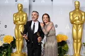 Jedna z ikon naší doby: Angelina Jolie (na ilustračním snímku s Alfonsem Cuaronem).