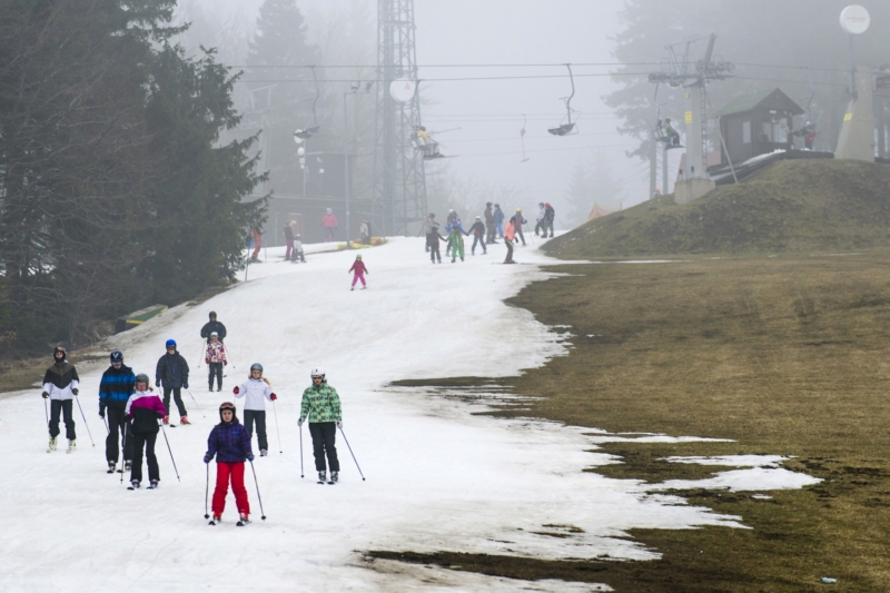 Řada vlekařů a horských hoteliérů nebude na letošní zimu vzpomínat v dobrém. 