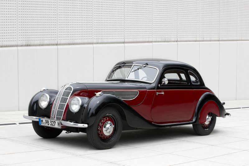 BMW 327 Coupé s rokem výroby 1939. BMW 327 Coupé s rokem výroby 1939.