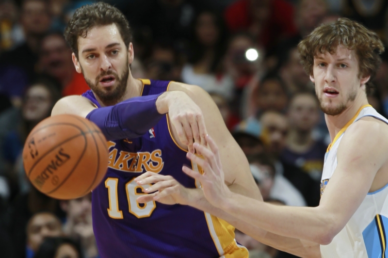 Paul Gasol (vlevo) a Jan Veselý.