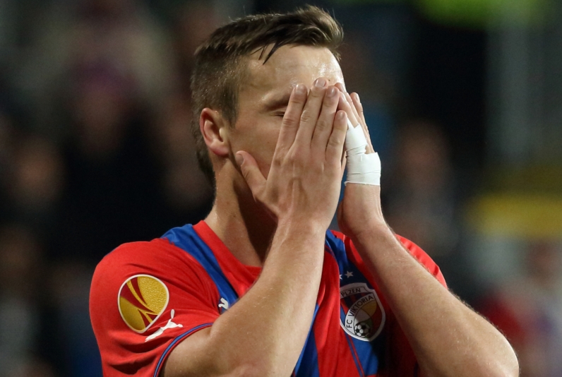 Útočník Plzně Stanislav Tecl po neproměněné penaltě.
