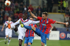 Stanislav Tecl (vpravo) v zápase s Lyonem.