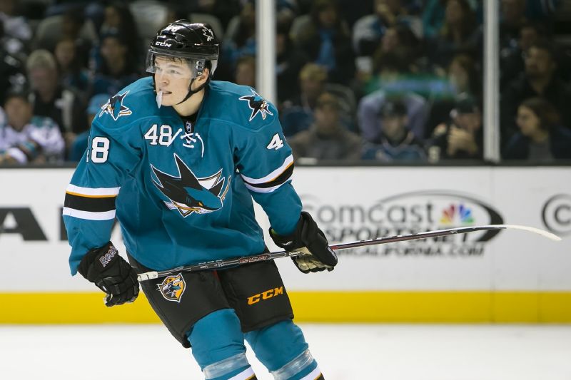 Tomáš Hertl se po pomalých krůčcích vrací zpátky na led. Tomáš Hertl se po pomalých krůčcích vrací zpátky na led.