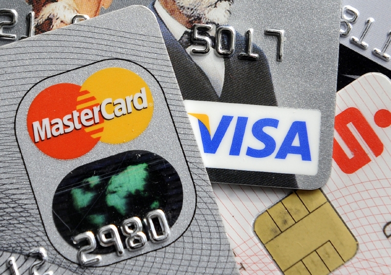 Karty VISA a Mastercard v Rusku v úzkých.