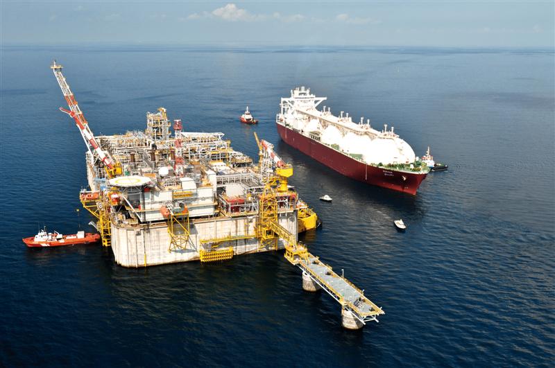 Ruským plynovodům narůstá konkurence v podobě tankerů na zkapalněný plyn. Na snímku LNG terminál na italském Jadranu. Ruským plynovodům narůstá konkurence v podobě tankerů na zkapalněný plyn. Na snímku LNG terminál na italském Jadranu.