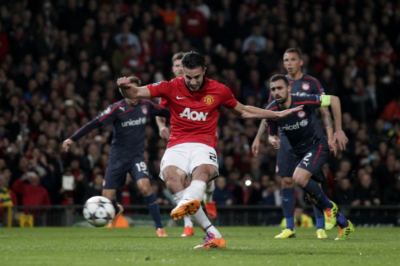 Robin van Persie při exekuci pokutového kopu proti řeckému Olympiakosu.