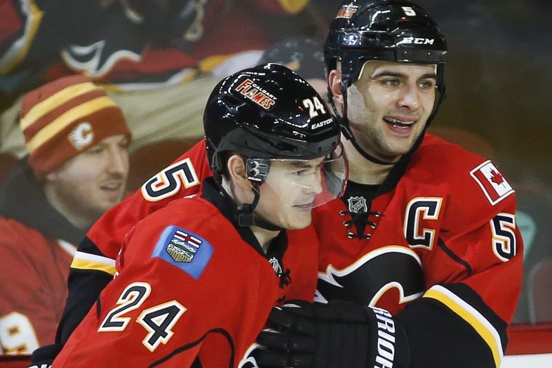 Hokejista Jiří Hudler se raduje společně s Markem Giordanem. Hokejista Jiří Hudler se raduje společně s Markem Giordanem.