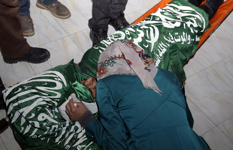 Při přestřelce mezi izraelskými vojáky a islámskými ozbrojenci zemřeli kromě zatýkaného příslušníka Hamasu tři Palestinci. Při přestřelce mezi izraelskými vojáky a islámskými ozbrojenci zemřeli kromě zatýkaného příslušníka Hamasu tři Palestinci.