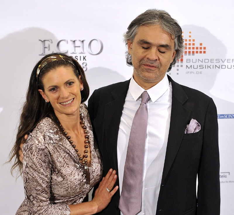 Andrea Bocelli s o čtvrt století mladší Bertiovou žije od rozvodu se svou první manželkou v roce 2002.