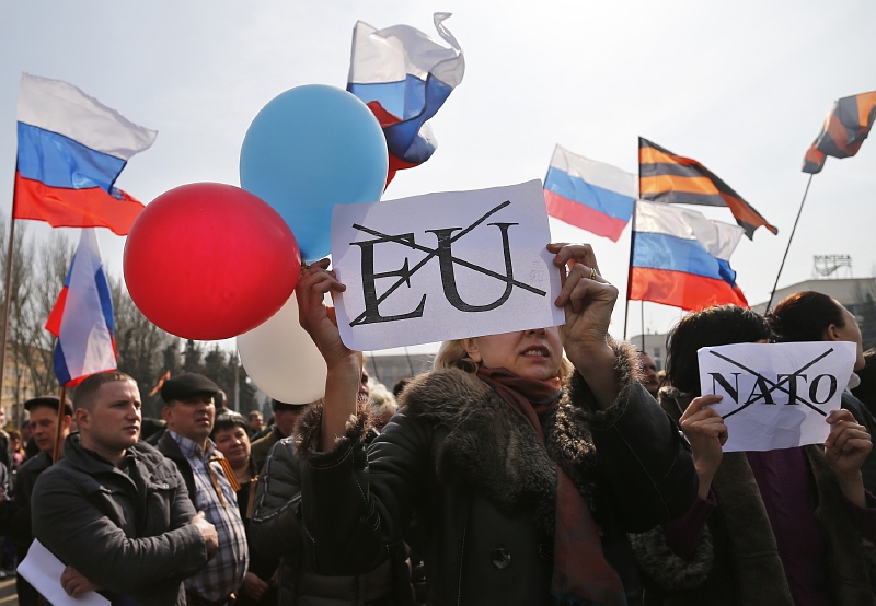 Protesty se v Doněcku konaly už v minulých týdnech, kdy se ve městě dokonce násilně střetli proruští demonstranti se zastánci jednotné Ukrajiny. 