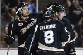 Úderná trojka Anaheimu Getzlaf, Selänne a Perry.