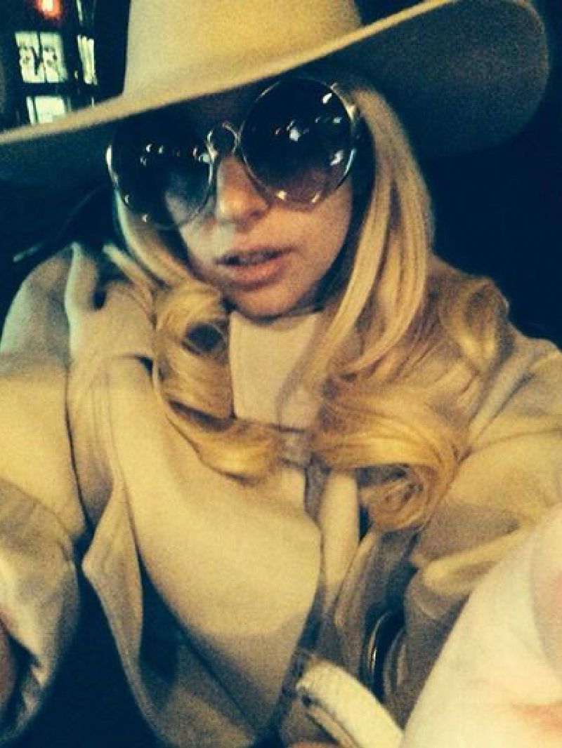 Lady Gaga na aktuální fotce z Facebooku připomíná svými velkými brýlemi Naďu Urbánkovou.