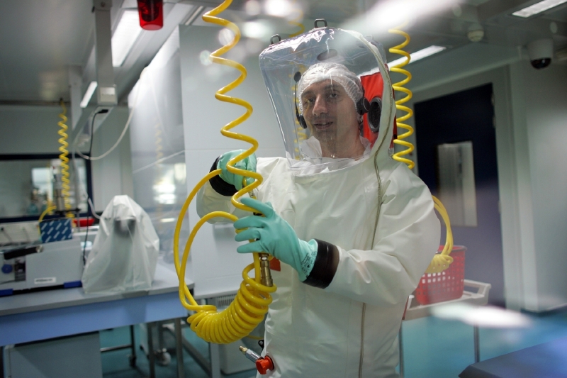 Zkoumání viru ebola v laboratoři P4 European High Level Security Laboratory (EHLS) v Lyonu. 