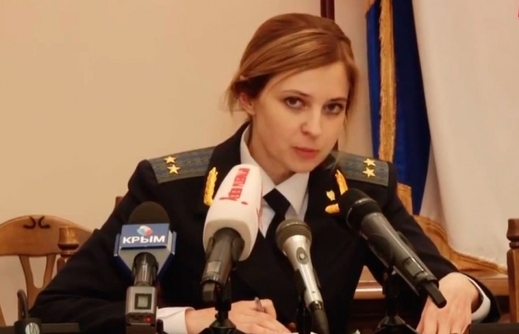 Před novináři v uniformě.