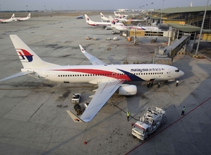 Ztracený malajsijský boeing - stejný typ parkující na letištní ploše.