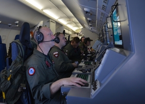 Po boeingu pátrají i Američané - snímek z letounu P-8A Poseidon. 