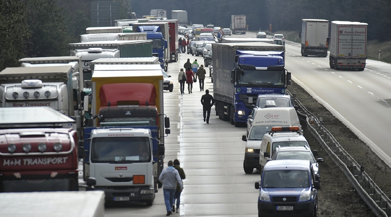 Po nejvytíženější tuzemské dálnici přes Vysočinu denně projede kolem 35 tisíc vozidel, blíže k Brnu a Praze intenzita dopravy ještě stoupá (ilustrační foto). Po nejvytíženější tuzemské dálnici přes Vysočinu denně projede kolem 35 tisíc vozidel, blíže k Brnu a Praze intenzita dopravy ještě stoupá (ilustrační foto).