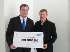 Šek pro archeologickou expedici - Jednatel Bohemia Energy Jiří Písařík (vpravo) předává symbolický šek na částku 300 000 korun do rukou Pavla Onderky z Náprstkova muzea. Příspěvek je určený na podporu činností archeologické expedice ve Wad ben Naga v Súdánu.