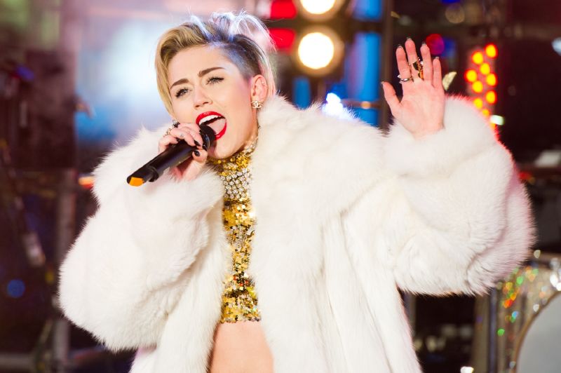 Miley Cyrusová je po rozchodu s Liamem Hemsworthem osamělá.