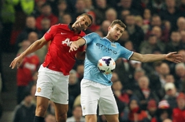 Rio Ferdinand z Manchesteru United (vlevo) a Edin Džeko ze City