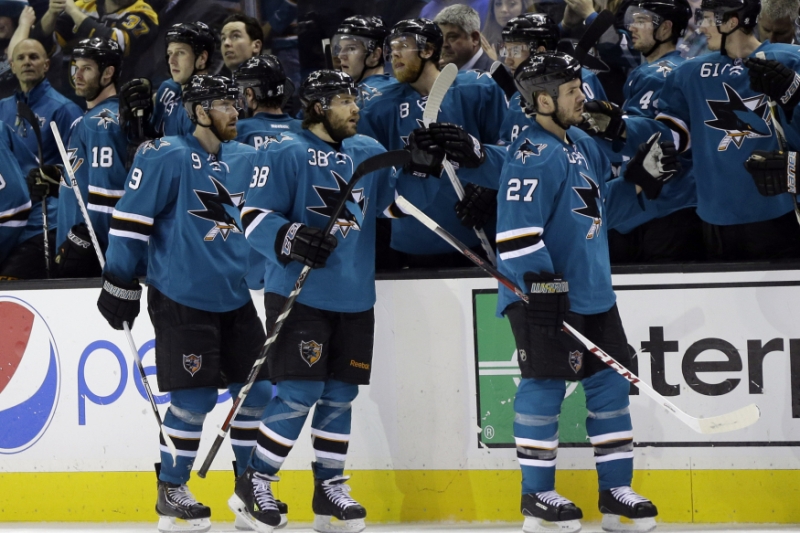 Sharks slaví vítězství nad Edmontonem. Sharks slaví vítězství nad Edmontonem.