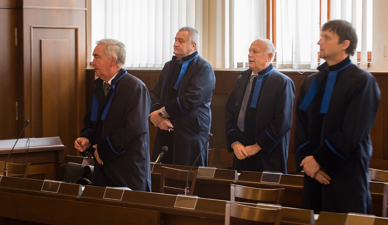 Obhájci obžalovaných, kteří se k soudu nedostavili. Obhájci obžalovaných, kteří se k soudu nedostavili.