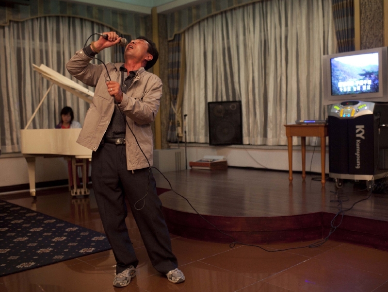Muž v Severní Koreji zpívá karaoke. Muž v Severní Koreji zpívá karaoke.