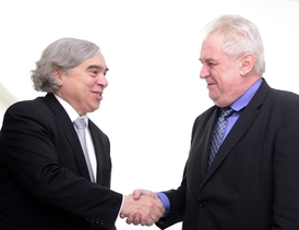 Americký ministr pro energetiku Ernest Moniz (vlevo) a prezident Miloš Zeman.