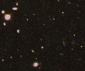 Pohyb nové planetky na noční obloze. Každý barevný bod zachycuje jednu její polohu.