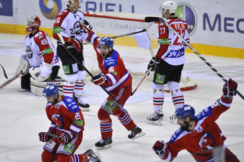 Hráči Lva (zprava) Ryan O'Byrne, Michal Birner a Michal Řepík se radují z gólu.