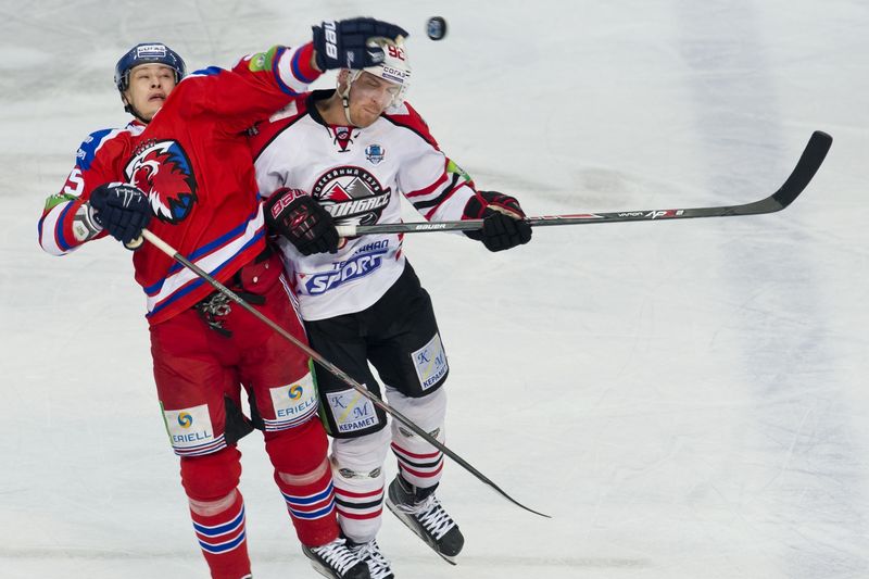 Martin Ševc ze Lva (vlevo) a Teemu Laine z Doněcku.