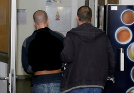 Muž obviněný z loňské vraždy podnikatele a vlivného člena ČSSD Romana Housky se k činu přiznal (na snímku vlevo při příchodu na jednání soudu) tvrdí, že nevěděl, na koho střílí.