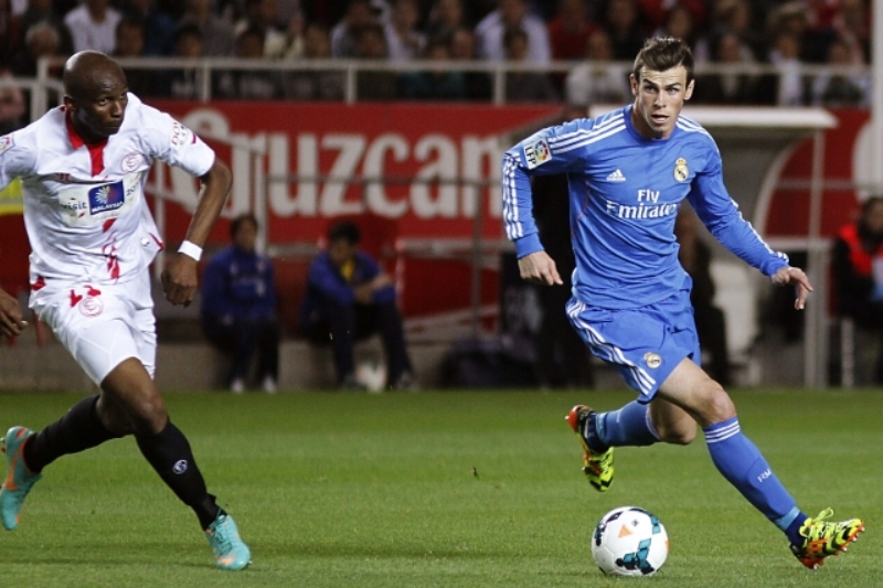 Gareth Bale (vpravo) v zápase se Sevillou.