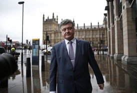 Favoritem voleb je Petro Porošenko.