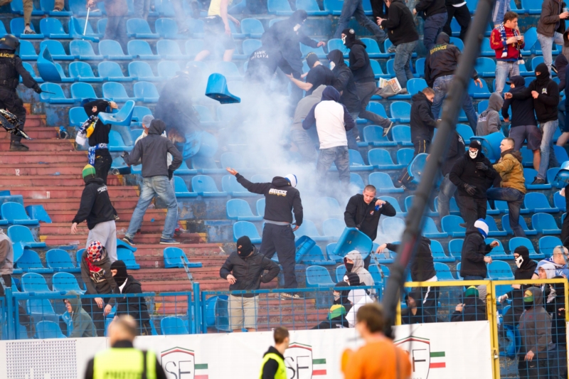 Řádění fanoušků na zápase Baník - Sparta.