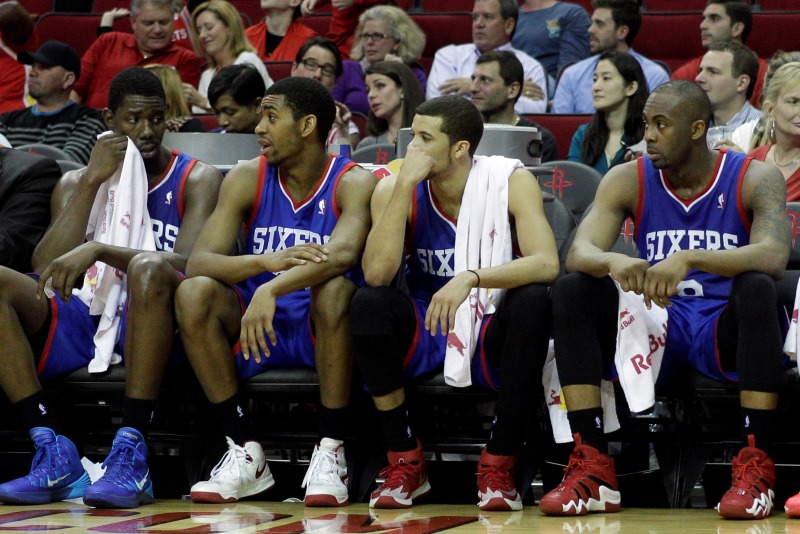 Basketbalisté Philadelphie prohráli v NBA 26. zápas za sebou, ve čtvrtek podlehli Houstonu 98:120. Basketbalisté Philadelphie prohráli v NBA 26. zápas za sebou, ve čtvrtek podlehli Houstonu 98:120.