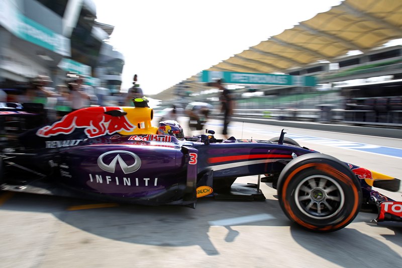 Stáj formule 1 Red Bull má před Velkou cenou Malajsie znovu problémy s čidlem, které měří průtok benzínu do motoru. Stáj formule 1 Red Bull má před Velkou cenou Malajsie znovu problémy s čidlem, které měří průtok benzínu do motoru.