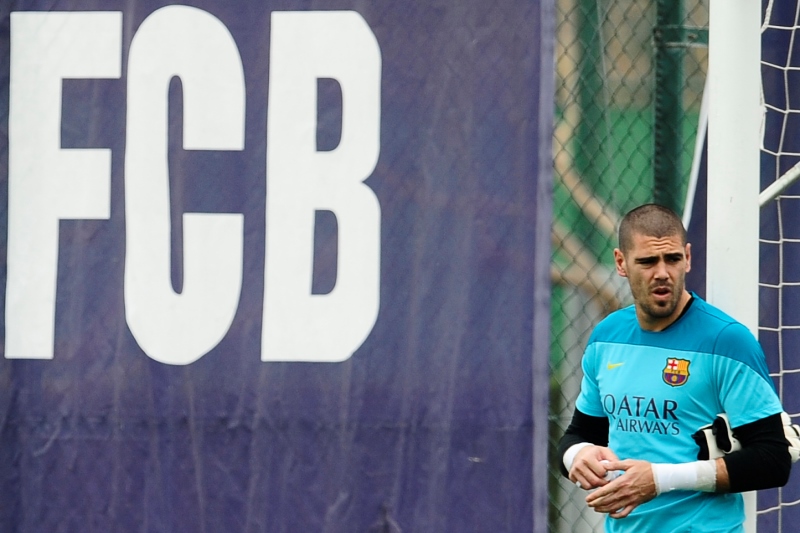 Brankář fotbalistů Barcelony Víctor Valdés, kterému kvůli zranění kolena skončila sezona a v létě mu vyprší smlouva, by přece jen mohl zůstat v katalánském klubu. Brankář fotbalistů Barcelony Víctor Valdés, kterému kvůli zranění kolena skončila sezona a v létě mu vyprší smlouva, by přece jen mohl zůstat v katalánském klubu.