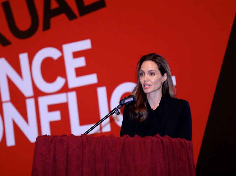 Herečka Angelina Jolie na dnešní konferenci o předcházení sexuálnímu násilí ve válečných konfliktech