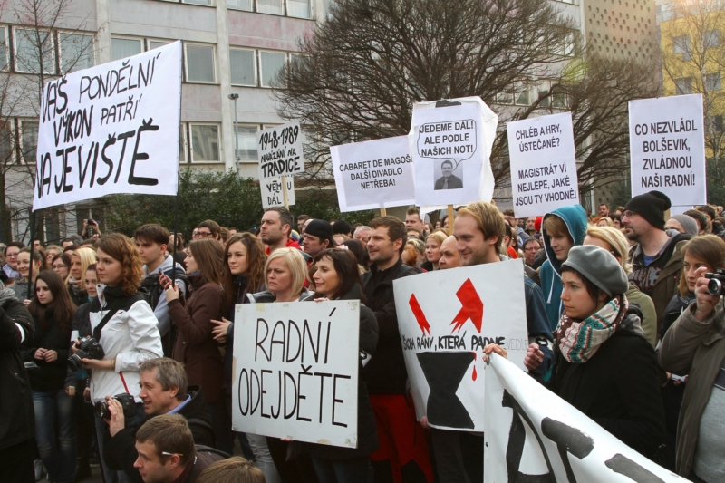Podporu divadelnímu souboru vyjadřovaly demonstrace. Podporu divadelnímu souboru vyjadřovaly demonstrace.