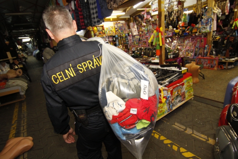 Podle celní správy stoupá v příhraničních tržištích kromě padělků hlavně prodej drog. 