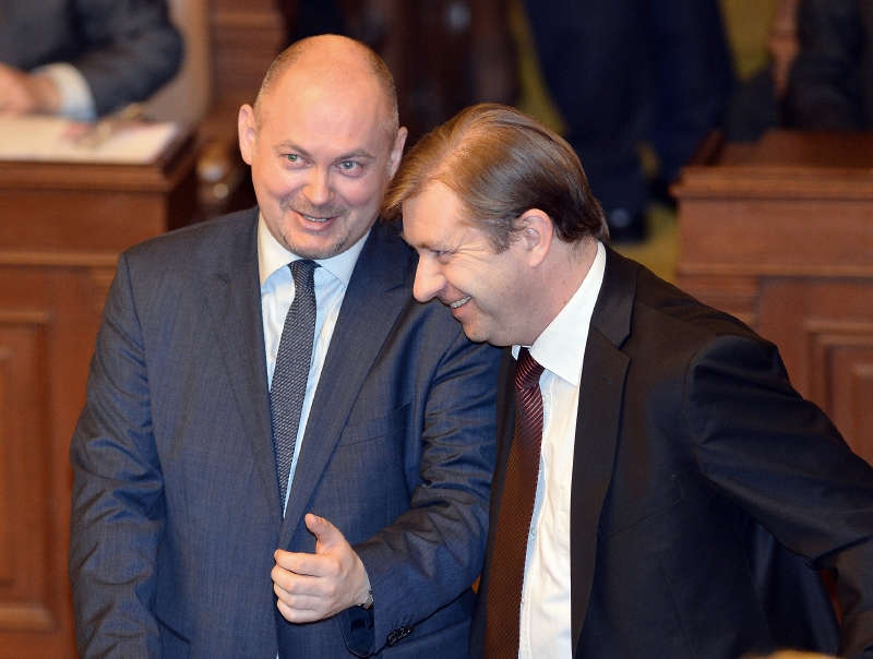 Poslanci ČSSD Michal Hašek a Roman Sklenák. I jim by případný verdikt soudu zvedl plat.